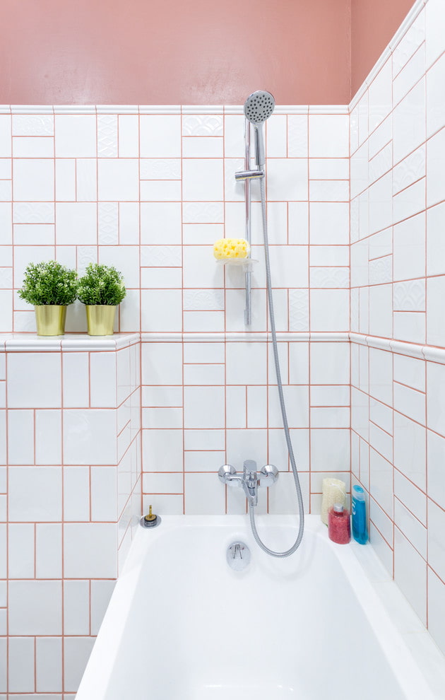 disposición modular de azulejos en el baño
