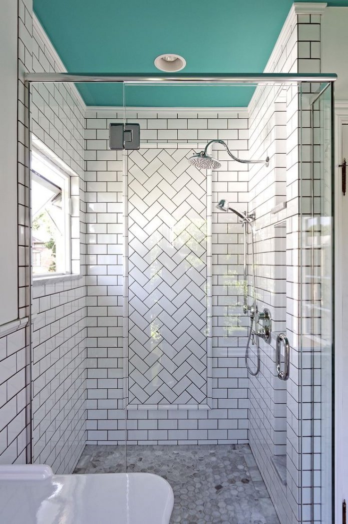 disposición de azulejos en las paredes del baño