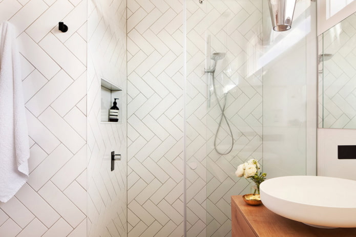 disposición de azulejos en las paredes del baño