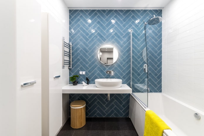 disposición de azulejos en las paredes del baño