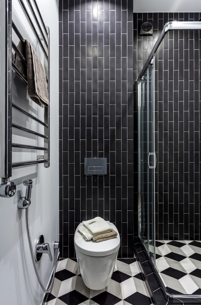 disposición de azulejos en las paredes del baño