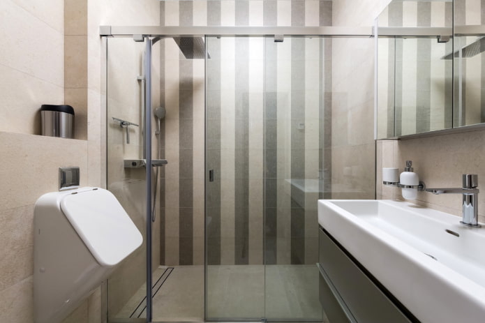 disposición de azulejos en las paredes del baño