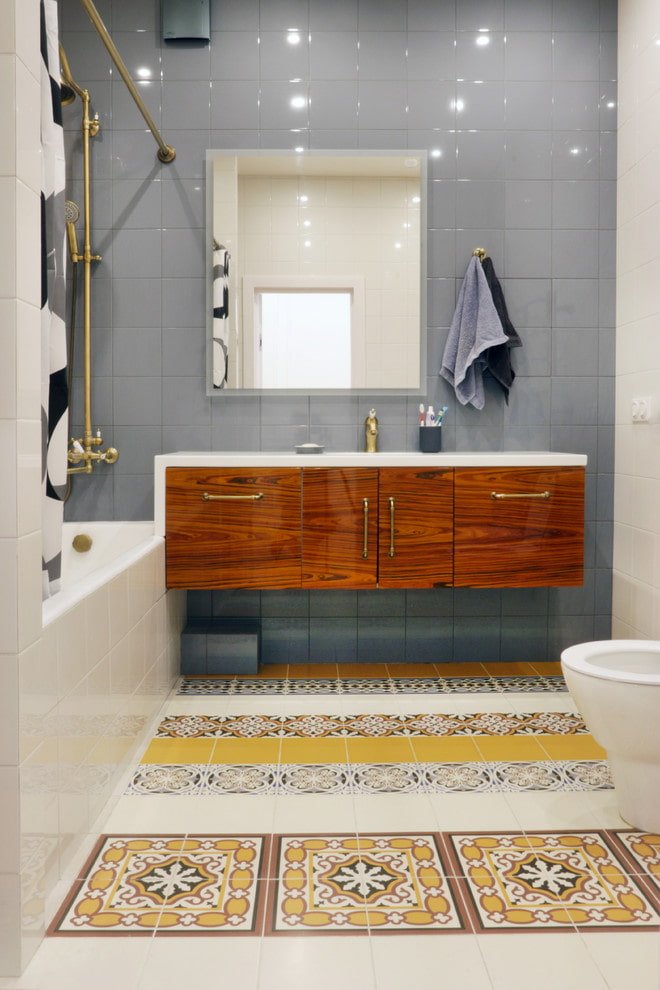 disposición de azulejos en el suelo del baño