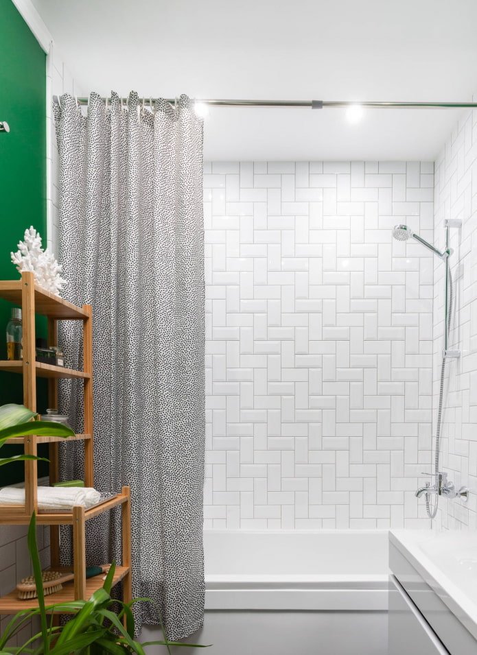 disposición modular de azulejos en el baño