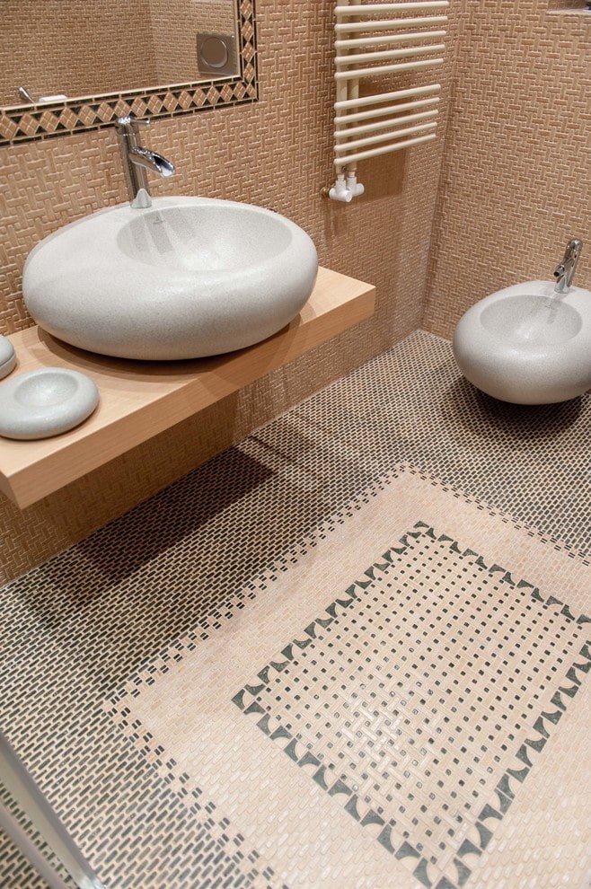 diseño de alfombra de azulejos en el baño