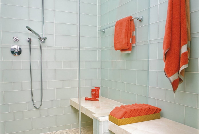 disposición modular de azulejos en el baño