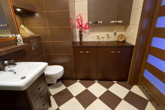 diseño de azulejos de ajedrez en el interior del baño