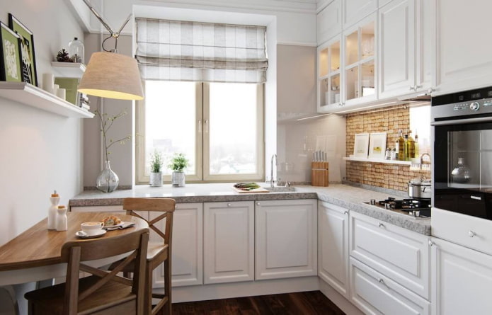 juego de cocina bajo la ventana