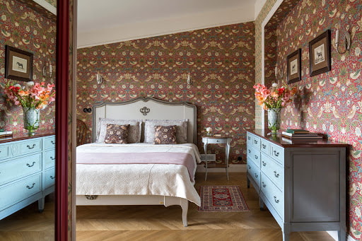 Cómoda grande al lado de la cama