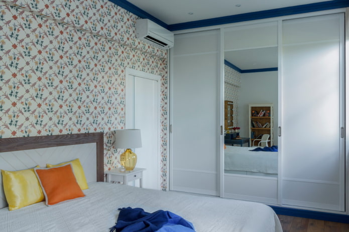 Armario con puertas correderas en el dormitorio