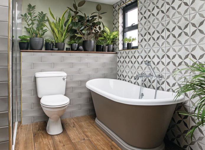 flores en un baño con ventana