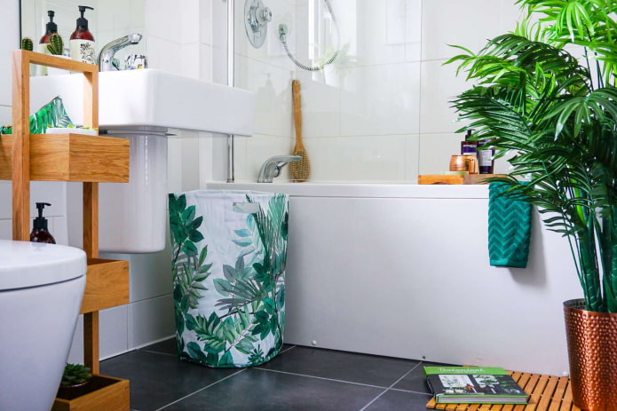 Palmera en el suelo del baño