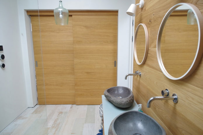 paneles de puertas correderas en el baño