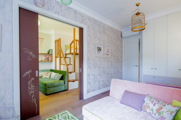 Paneles de puertas correderas en la habitación infantil