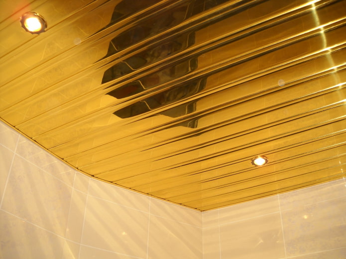 Estructura colgante de listones dorados