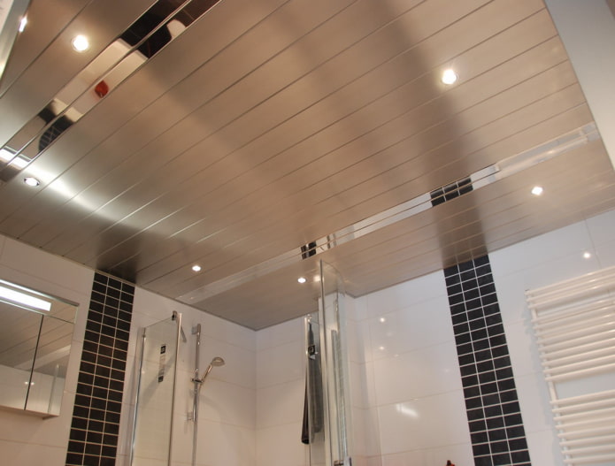 techo de lamas en el interior del baño