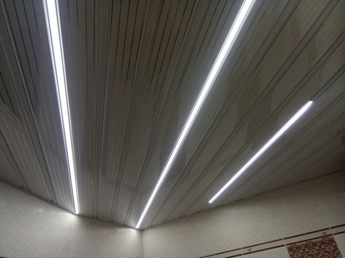 Estructura suspendida de lamas con retroiluminación