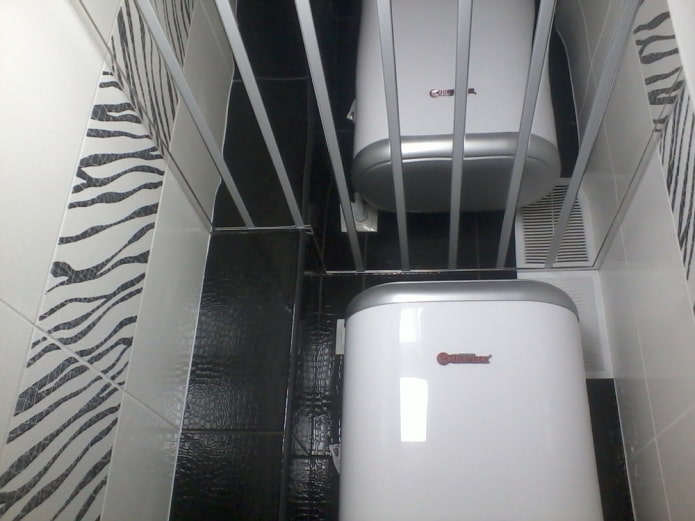Estructura suspendida de lamas en el baño