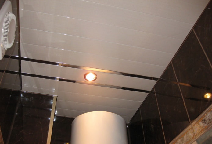 Estructura suspendida de láminas en el baño