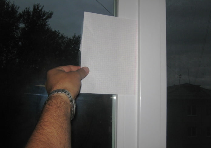 comprobación de la estanqueidad de la ventana con papel