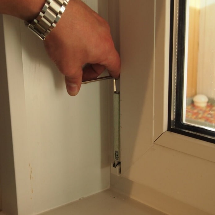 Ajuste de la bisagra inferior de la ventana de PVC