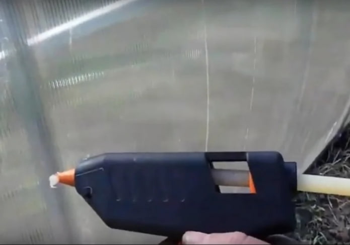 sellar un agujero en policarbonato con una pistola de pegamento