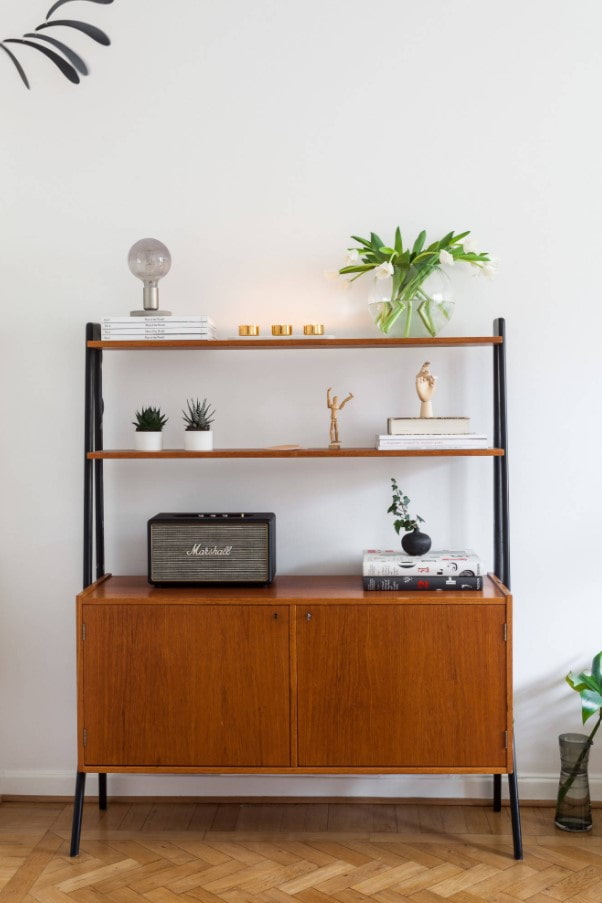 un armario de estilo retro para el salón