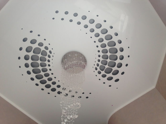 estructura de techo tensado blanco y gris