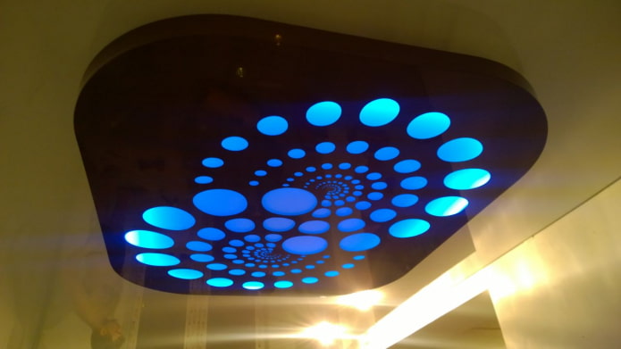 Lienzo perforado con iluminación de recortes