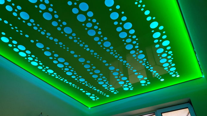 Lienzo perforado con iluminación de recortes