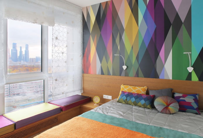 cortinas romanas transparentes en el interior del dormitorio