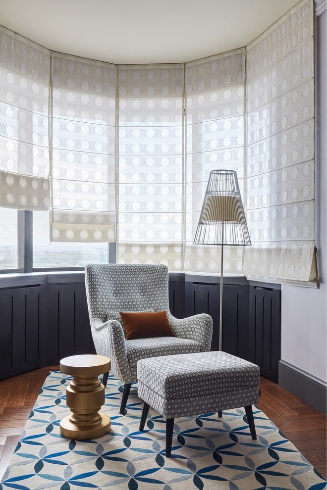 Cortinas romanas de tul en el interior 