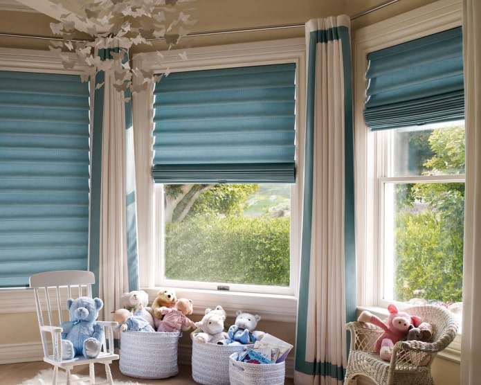Cortinas romanas en cascada en la habitación infantil