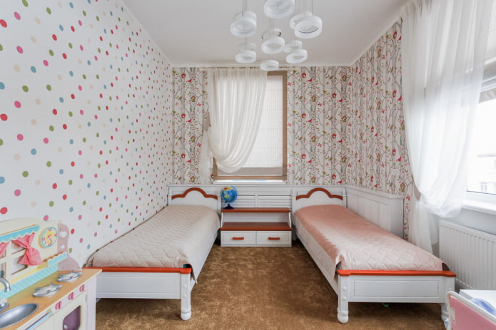 Persianas romanas con cortinas en la habitación infantil