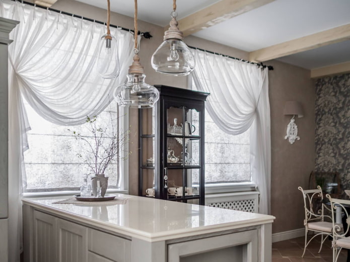 Cocina espaciosa con tul blanco