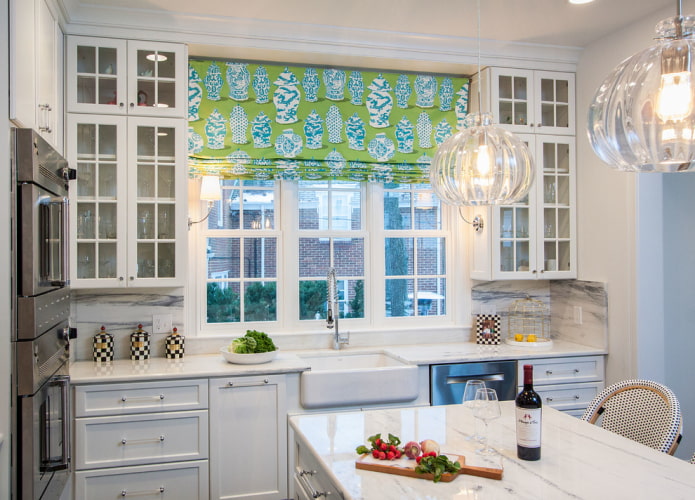 Cortinas romanas verdes con estampado en la cocina