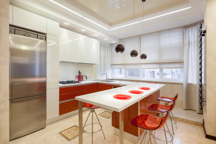 persianas romanas monocromáticas en la cocina