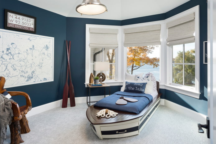 Cortinas romanas en una habitación infantil de estilo marinero