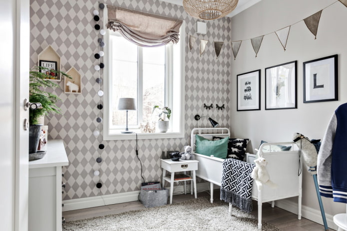 Persianas romanas en una habitación infantil de estilo escandinavo