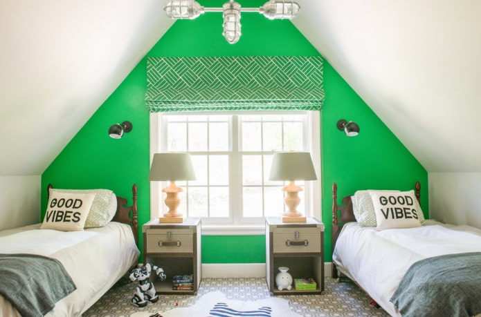 Cortinas romanas verdes en la habitación infantil