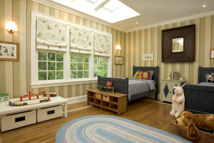 cortinas romanas en la habitación de un niño