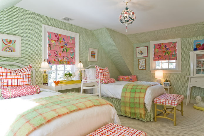 cortinas romanas en la habitación infantil de una niña