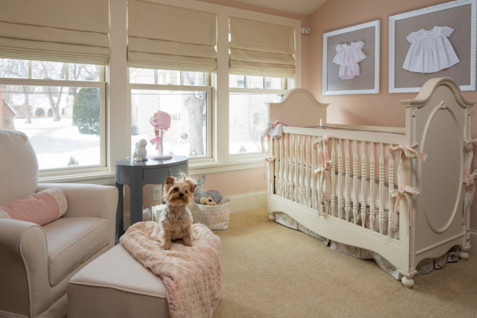 cortinas romanas de color beige en la habitación de los niños