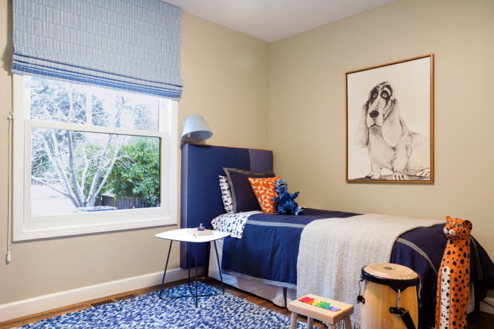 Estor azul en la habitación infantil