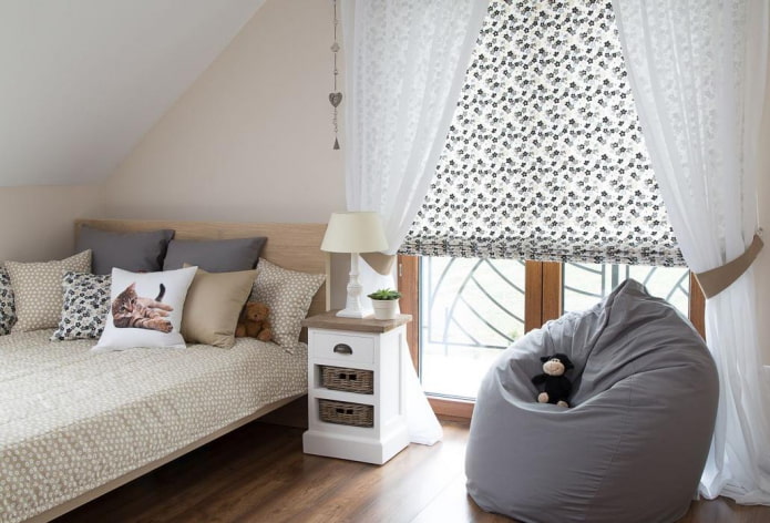 Persianas romanas con cortinas en la habitación infantil