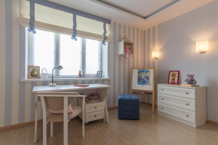 Persianas romanas con cintas en la habitación infantil