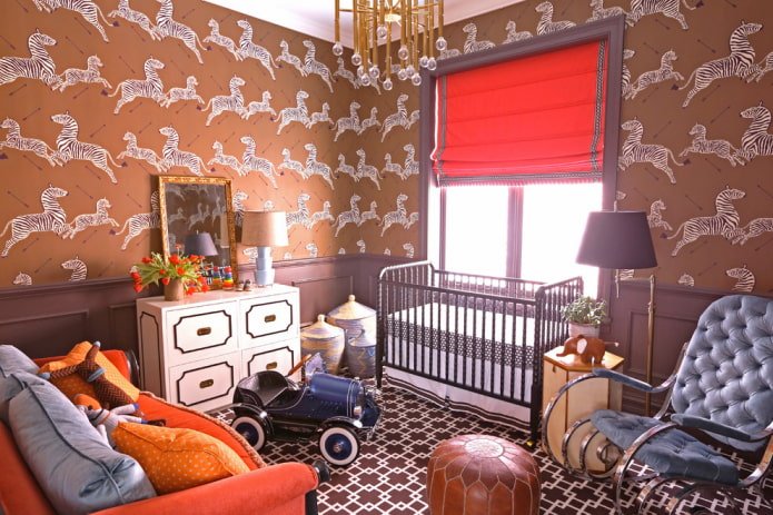 Persianas romanas en el interior de la habitación infantil