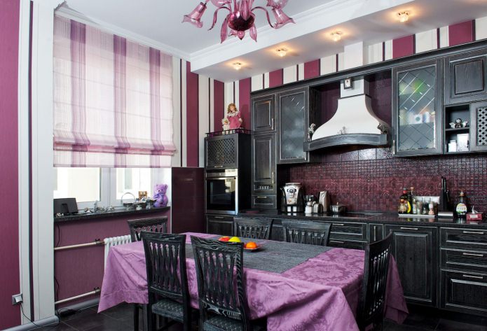 decoración de ventanas con persianas romanas en la cocina