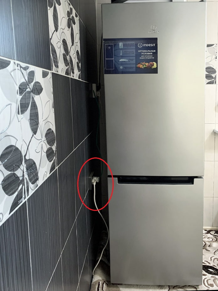 Toma de corriente en el lateral del refrigerador