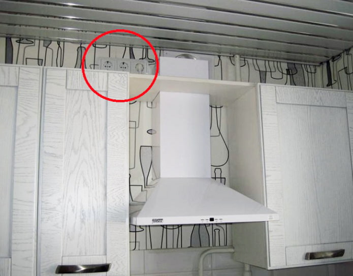 Los enchufes son visibles encima del mueble